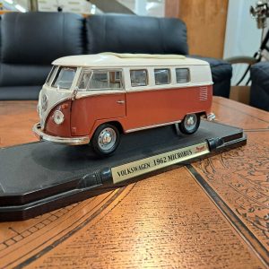 Volkswagen 1962 microbus leluauto 1/18 / Volkswagen 1962 microbus toycar 1/18 scale