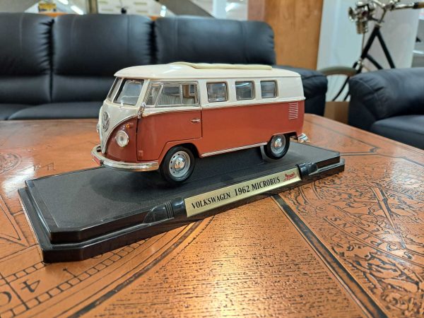 Volkswagen 1962 microbus leluauto 1/18 / Volkswagen 1962 microbus toycar 1/18 scale
