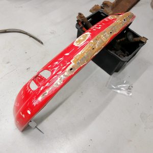 Porsche 912 Etupuskuri muutama lommo etuosassa  missä ei ole maalia / Porsche 912 Front bumper few dents in there where is no paint