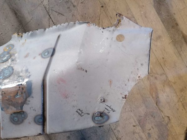 Mercedes-benz 190 SL vasemman puolen moottoritilassa oleva pelti käytetty/ Mercedes-benz 190 SL Wheel mounting plate front left  used - Image 3