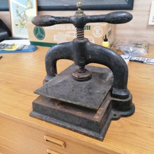 Vanha kirjapiano valuterästä / Old printing press cast iron vintage